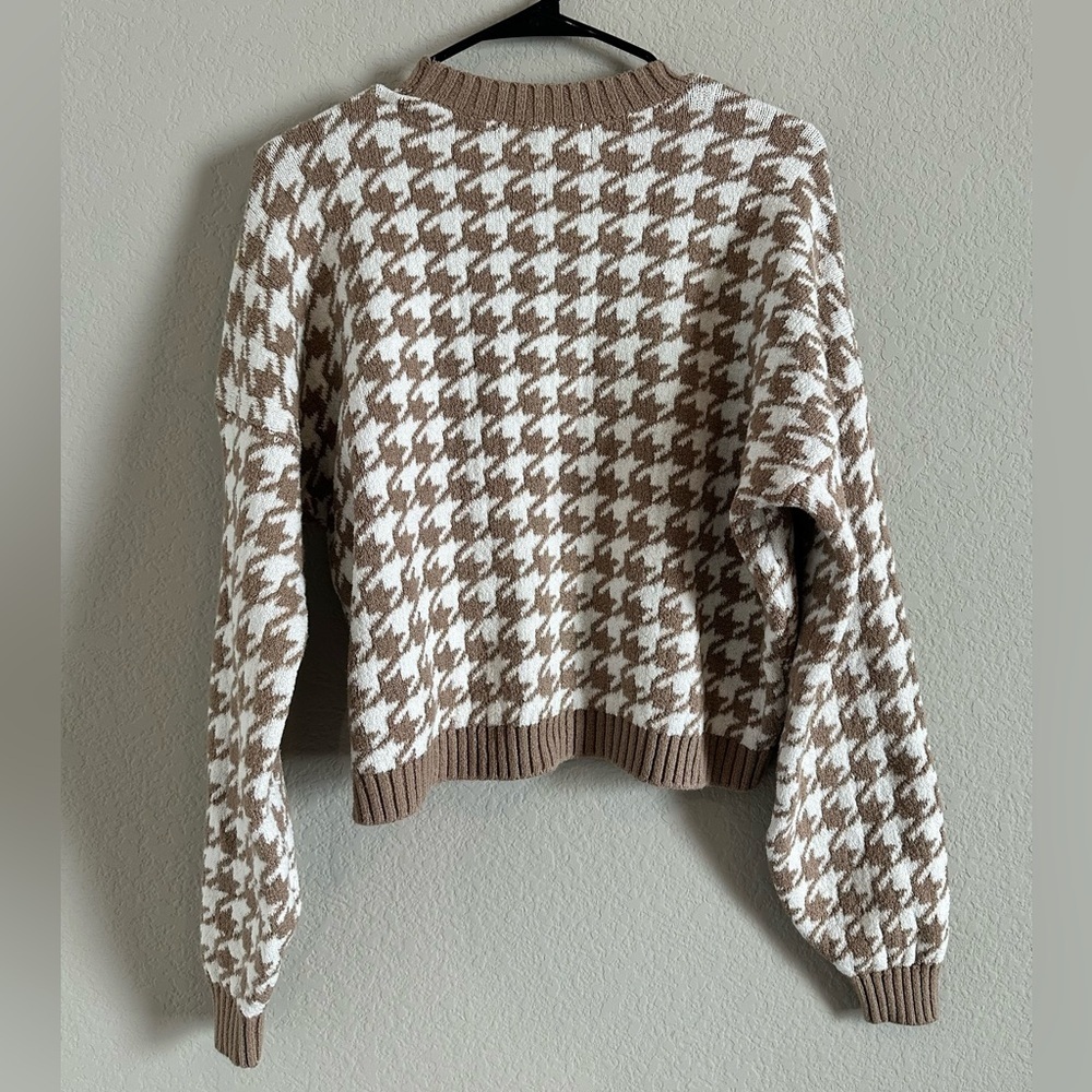 Hollister Tan and White Houndstooth Sweater - Picture 2 of 5